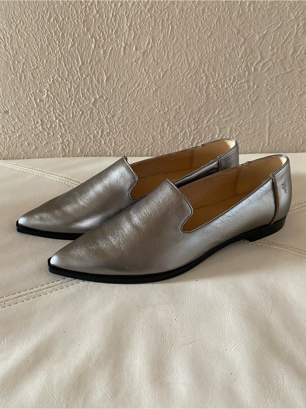 Frye Metallic Silver Flats Loafers Pointed Toe Slip-On Kenzie Venetian Size 8
